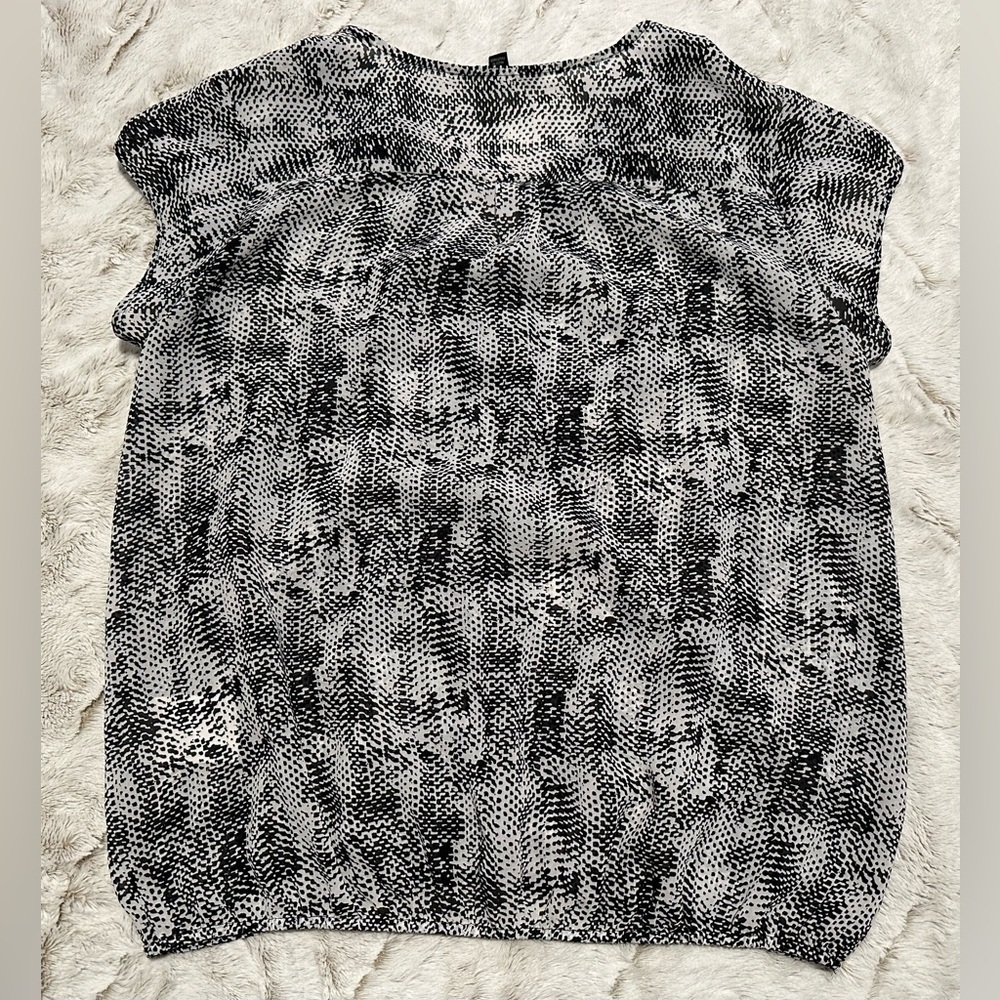 Banana Republic Black and White Patterned Blouse - Picture 9 of 10